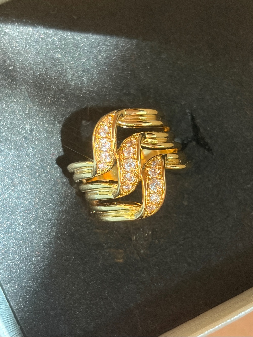 New Retro Interlocking Gold Tone Ribbon Wide Cocktail Band Ring in 8